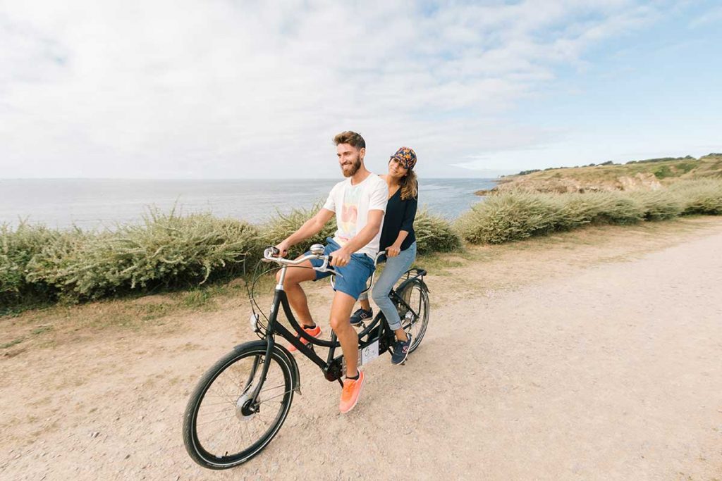 Balade couple à vélo en bord de mer