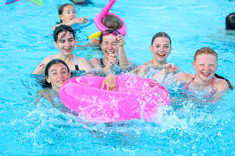 animation pool party piscine saint cast